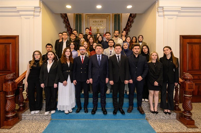 Öğrencilerimiz ÜNİDES Projesi Kapsamında Adalet Bakanı Sayın Yılmaz TUNÇ'u Makamında Ziyaret Etti. 