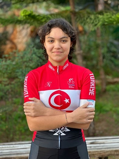 YALOVA BİSİKLETÇİSİ EMİNE IRMAK SEZER, BALKAN YOL ŞAMPİYONASI İÇİN START ALIYOR
