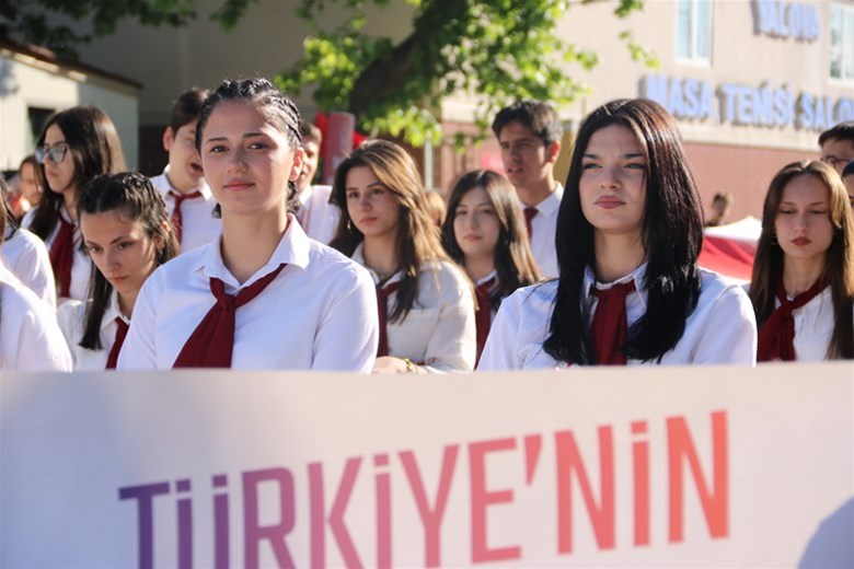 Gençlik Yürüyor Gelecek Umutla Büyüyor!