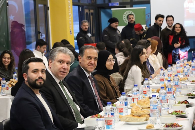 Valimiz Dr. Ahmet Hamdi Usta Ramazan'da Öğrencilerle Aynı Sofrayı Paylaştı 