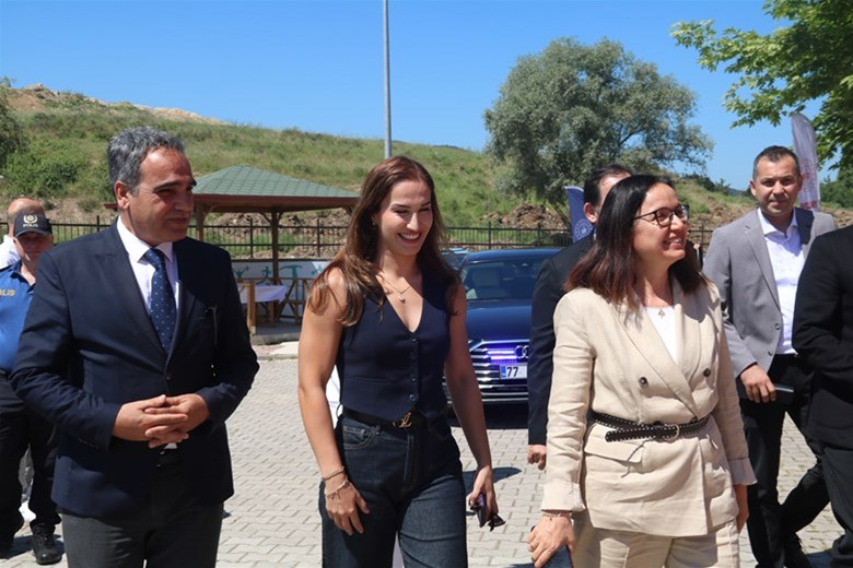 Çınarcık Gençlik ve Spor İlçe Müdürlüğü Spor Salonuna Buse Tosun Çavuşoğlu’nun Adı Verildi. 